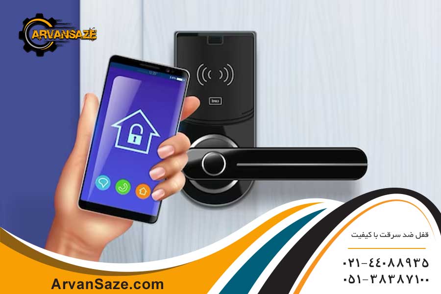 تصویر یک قفل هوشمند نصب شده روی درب، و کنترل از طریق اپلیکشن قفل از طریق گوشی تلفن